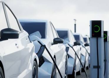 Falta infraestructura para recargar autos eléctricos en carreteras, revela encuesta; mayoría de usuarios lo hacen en casa