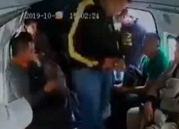 “Cámara, no vengo jugando, la cartera”; asaltan en 30 segundos combi en Edomex