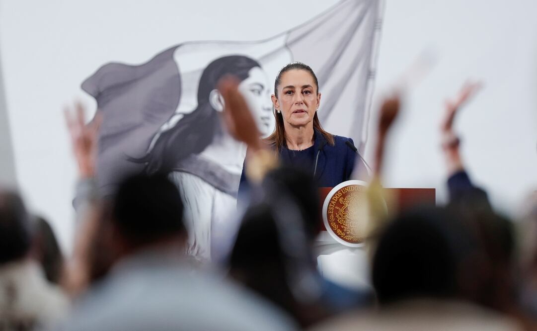 MEX3622. CIUDAD DE MÉXICO (MÉXICO), 24/09/2025.- La presidenta de México, Claudia Sheinbaum, habla durante una rueda de prensa este miércoles, en el Palacio Nacional de la Ciudad de México (México). Foto:. EFE/ Isaac Esquivel