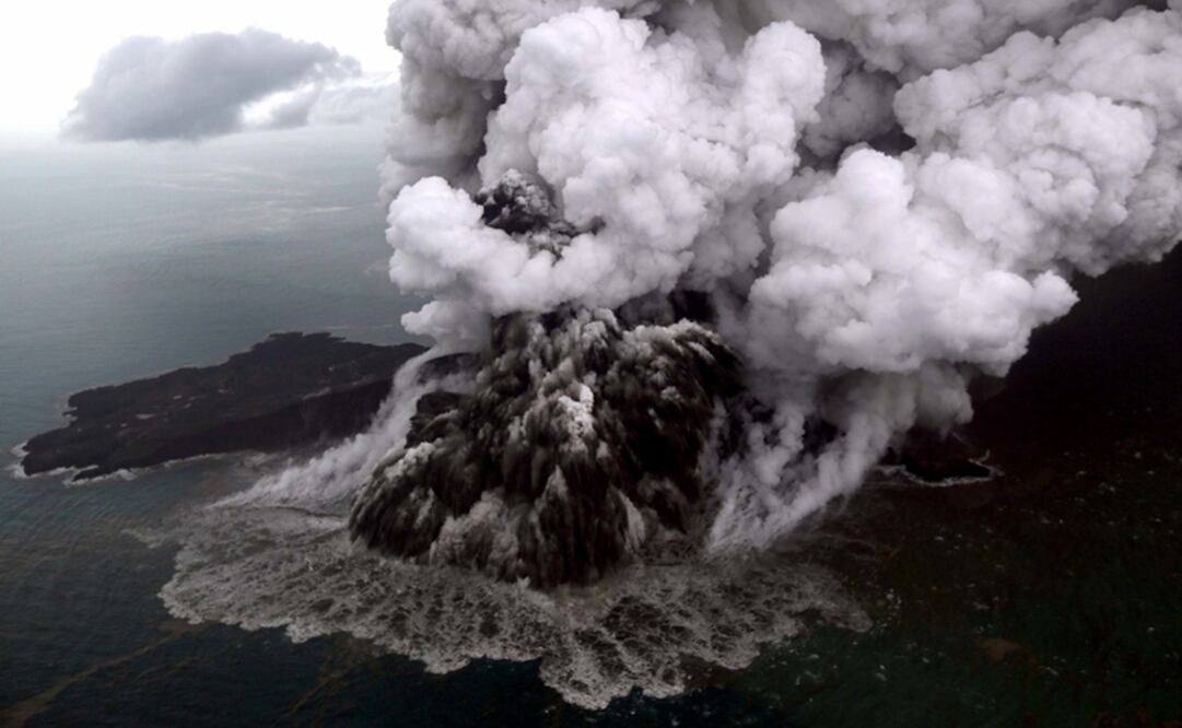 Ubicado entre las islas de Sumatra y de Java, el pico del Anak Krakatoa ahora es más bajo que las islas cercanas de Sertung y Panjang. Foto: Notimex 