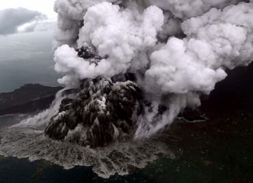 Volcán Krakatoa pierde dos tercios de altura tras explosión que causó tsunami