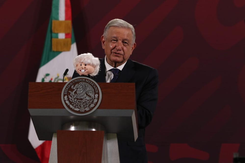 El Presidente muestra un "AMLITO parlante", que habla y repite frases como “me canso ganso” y “lo que diga mi dedito”. Foto: Carlos Odín / EL UNIVERSAL