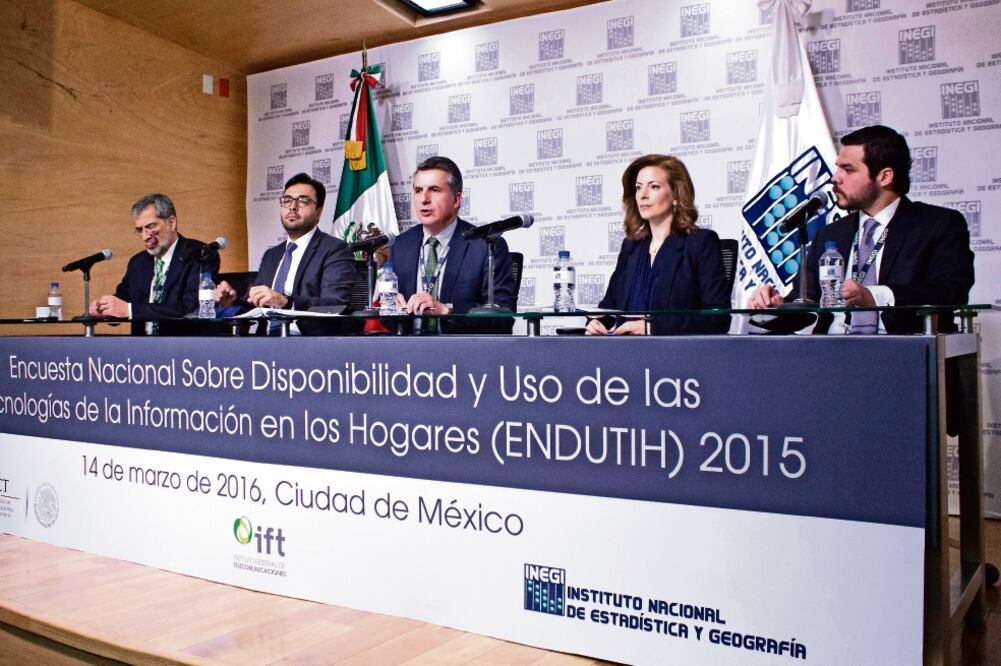 Gabriel Contreras, presidente del IFT; Julio Santaella, presidente de la Junta de Gobierno del Inegi, y Mónica Aspe, subsecretaria de Comunicaciones, participaron en la conferencia sobre la encuesta de uso de tecnologías (JENIFER NAVA. EL UNIVERSAL)