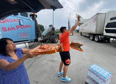 Familia de Valle de Chalco reparte comida a viajeros varados por bloqueo en la autopista México-Puebla