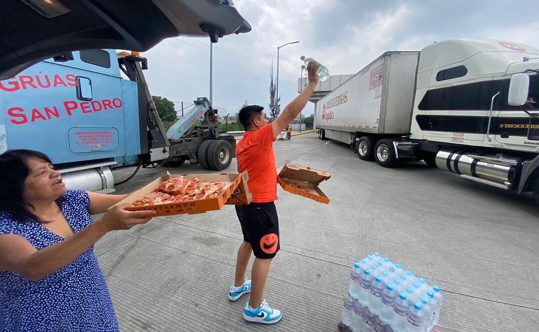 Familia de Valle de Chalco reparte comida a viajeros varados por bloqueo en la autopista México-Puebla. Foto: Juan Carlos Williams
