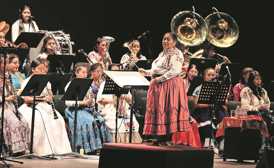 Desde la Sierra Mixe de Oaxaca, 40 mujeres integran la Banda Mujeres del Viento Florido, que este fin de semana se presentaron en el Teatro de la Ciudad Esperanza Iris en la CDMX. Foto: Carlos Mejía/EL UNIVERSAL