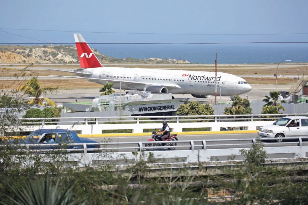 Vista del avión de la compañía rusa Nordwind, ayer en el aeropuerto Simón Bolívar en Caracas, el cual ha desatado numerosas versiones. (ANDRÉS MARTÍNEZ CASARES. REUTERS)