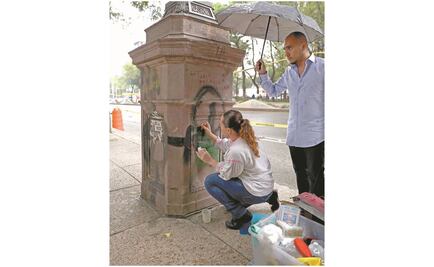 Inicia restauración de esculturas y bancas en Reforma