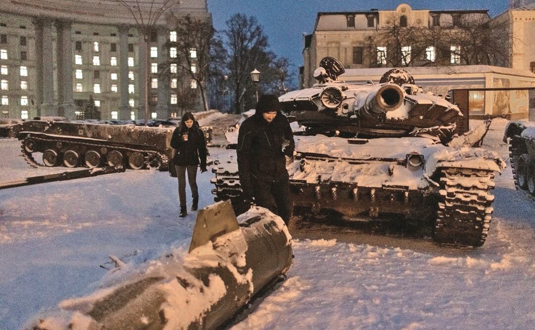 Ucranianos, cerca de vehículos blindados rusos destruidos en los combates, que son exhibidos en la plaza Mykhailivskyi, en Kiev. Foto: Roman Pilipey / EFE