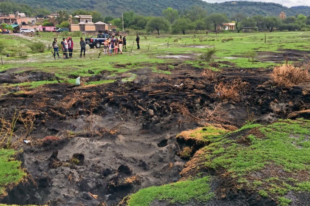 Según Protección Civil, se ha solicitado a la Universidad de Colima, a la Universidad Michoacana y a la Universidad Autónoma de México la intervención de geólogos para analizar este fenómeno que alcanzó más de 60 metros de longitud (CARLOS ARRIETA. EL UN)