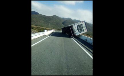 Tráiler vuelca en Oaxaca por fuertes vientos; es la octava del año