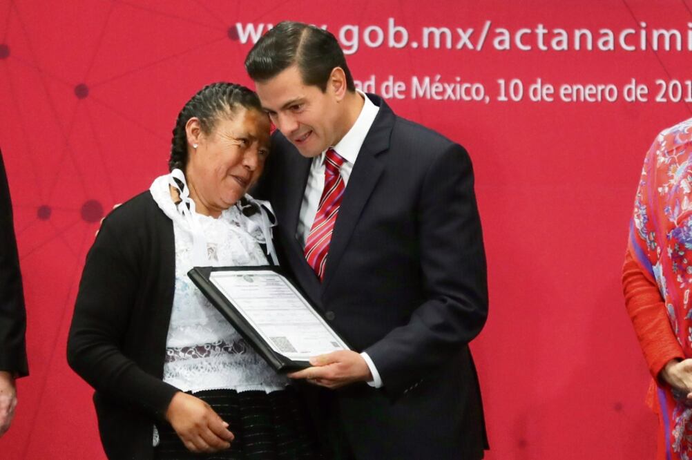 Enrique Peña Nieto, presidente de la República, dijo que el nuevo servicio para obtener el acta de nacimiento en línea es un ejemplo claro de colaboración entre el gobierno federal y los estados que brindan beneficios a la sociedad. (LUCÍA GODÍNEZ. EL UN)