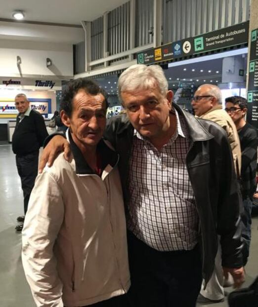 Aficionados de Chivas se encuentran con AMLO en el AICM