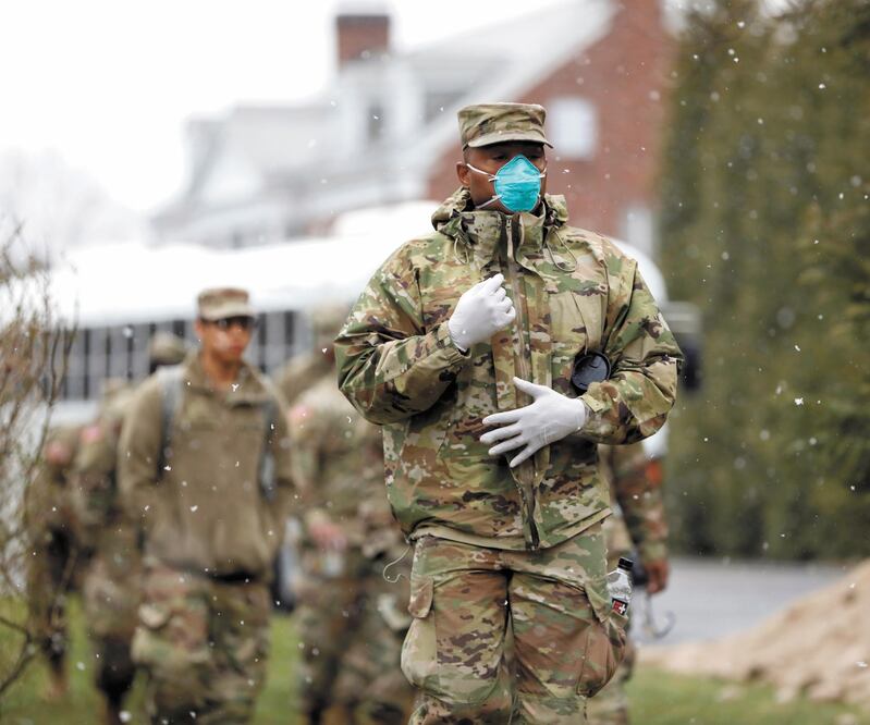 Soldados y guardias nacionales apoyaron en la sanitización de una sinagoga en New Rochelle, Nueva York, como parte de los esfuerzos contra el Covid-19. ANDREW KELLY. REUTERS