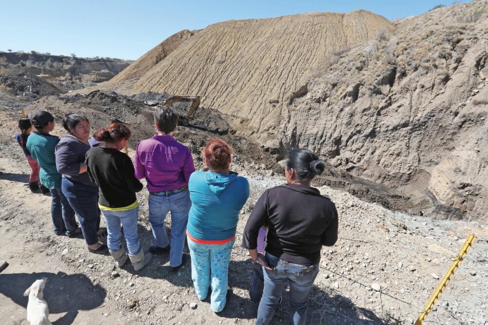 Aunque la ley establece que no puede haber construcciones habitacionales en un radio de 350 metros, los pobladores de Cloete, Coahuila, son perjudicados por las empresas mineras que envenenan el agua (Fotos: ARIEL OJEDA)