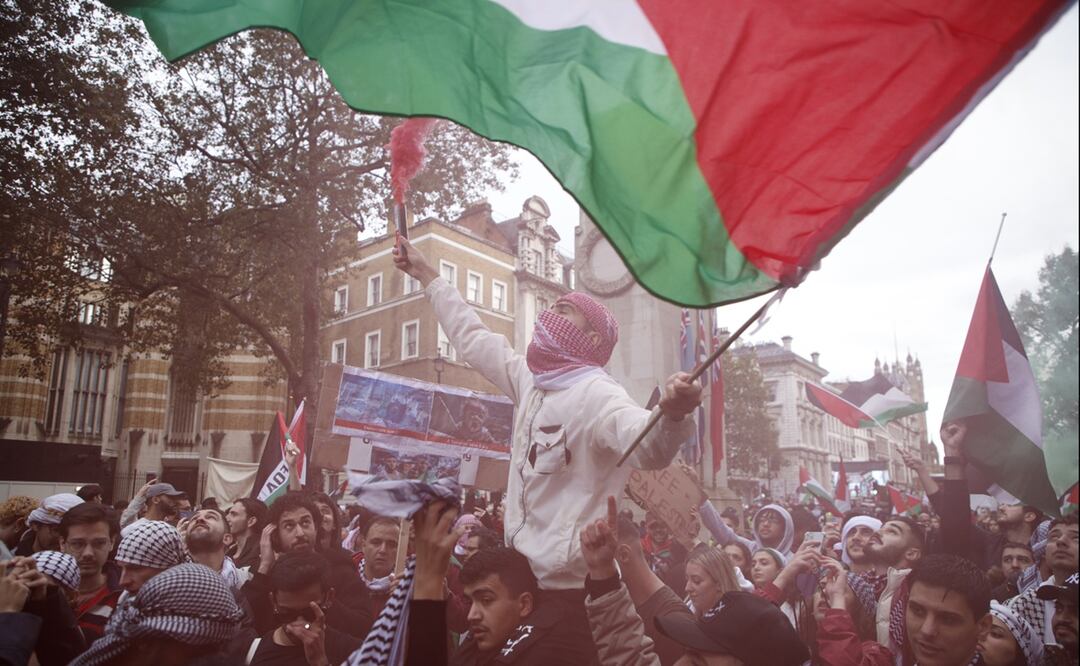 Los manifestantes sostienen bengalas, banderas y pancartas durante una manifestación pro palestina en Londres. Foto: AP