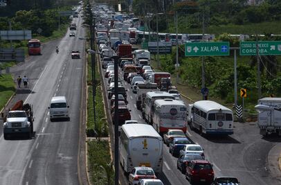 Choferes bloquean vía federal