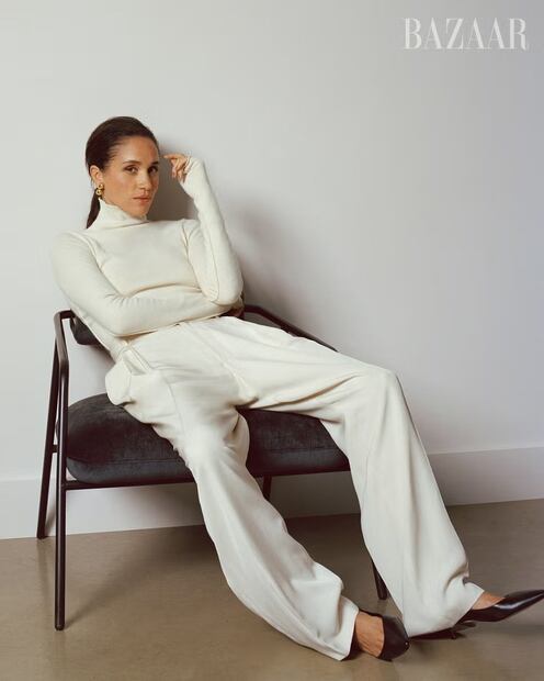 La duquesa posa con un conjunto en blanco de cuello alto y pantalón amplio, un look minimalista y relajado. Foto: Harper’s Bazaar (Malick Bodian)