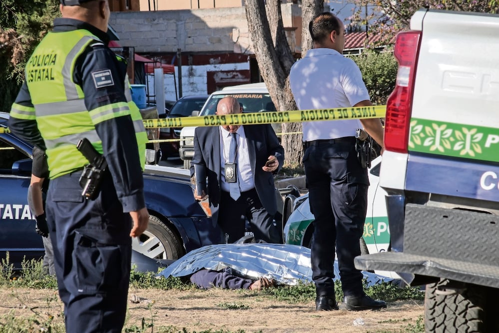 Policías acordonaron la zona donde cayó uno de los ladrones. Foto: Luis Camacho / EL UNIVERSAL