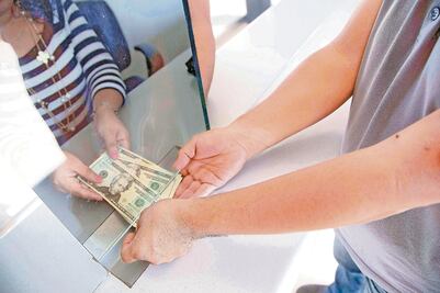 Dólar al menudeo y mayoreo cierra en su segundo nivel más alto en el año; se cotiza en 18.65