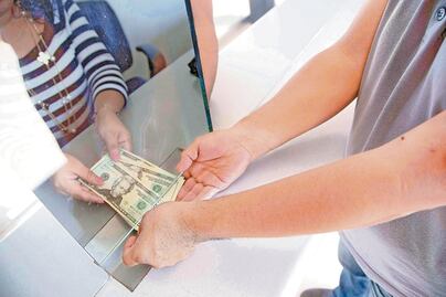 El dólar se vende en 19.10 pesos al menudeo, su nivel más alto en más de seis semanas