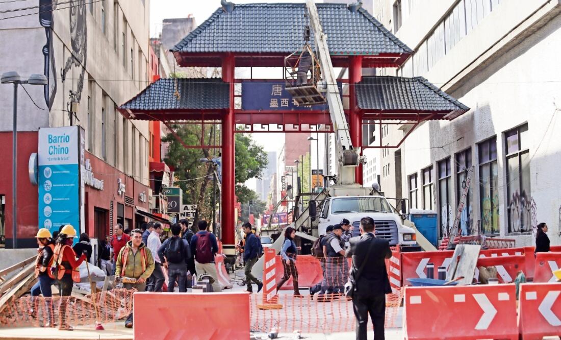 Uno de los elementos más atractivos es el paifang o puerta monumental de entrada al barrio, en el cruce de Dolores y Juárez, con tejados similares a las pagodas (FOTOS: IVAN STEPHENS. EL UNIVERSAL)