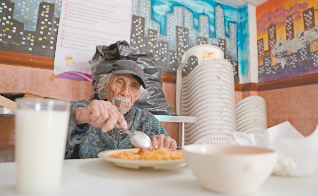 Los comensales de un comedor continúan asistiendo, pese al anuncio de que el lugar cerrará. (JUAN CARLOS REYES. EL UNIVERSAL)