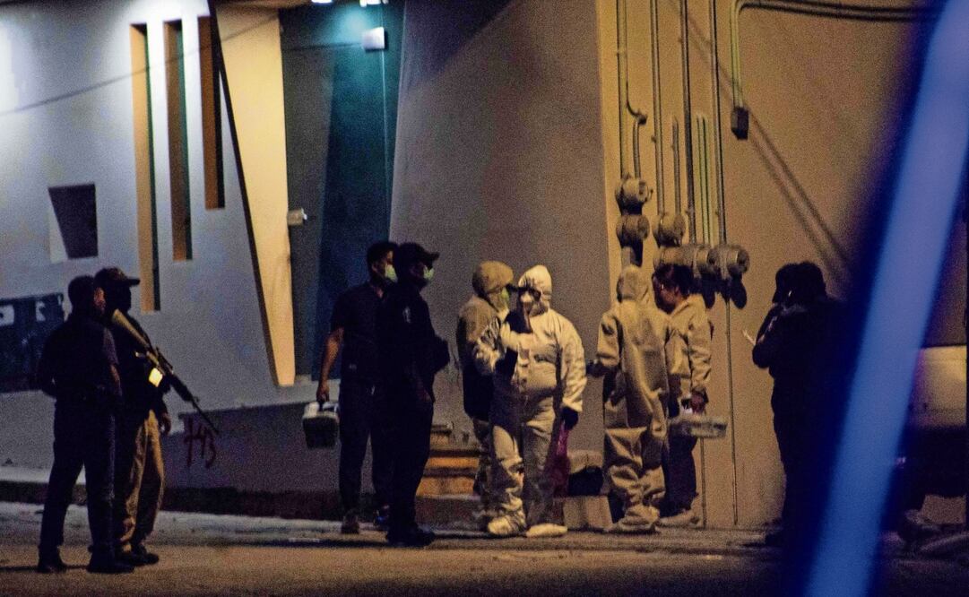 Investigadores y personal forense, en la escena del crimen donde se encontraron los restos del alcalde de Chilpancingo, Alejandro Arcos, en Guerrero. Foto: Jesus Guerrero | AFP