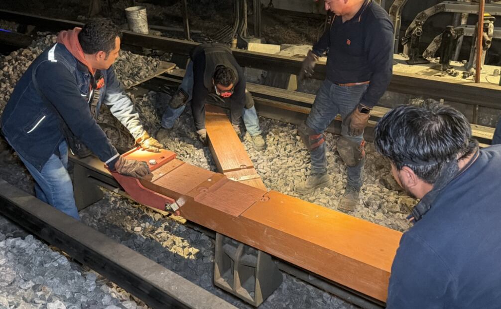 Trabajadores del Metro colocan 72 durmientes sintéticos en la zona de transición hacia la Línea 5.
Foto: Especial.