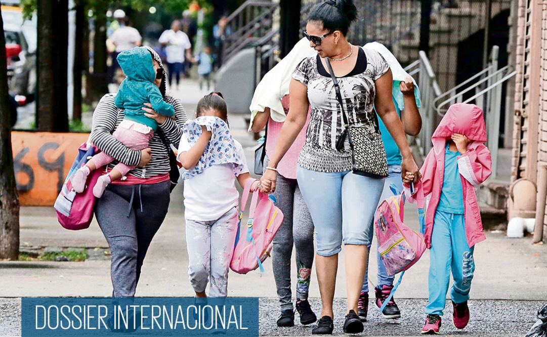 Dos mujeres acompañan a niños al albergue de Cayuga. El alcalde de Nueva York, Bill de Blasio, calificó como inhumana la política migratoria de “Tolerancia Cero”. Foto: RICHARD DREW. AP