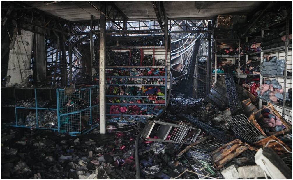 Cientos de chanclas, peluches y mercancía se quemó en la bodega de Plaza Oasis. Foto: Gabriel Pano/ EL UNIVERSAL