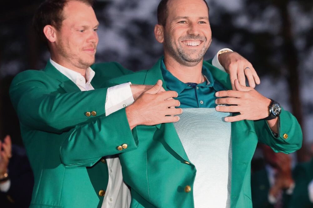 Con orgullo, el ibérico de 37 años, Sergio García, se puso el saco verde (ANDREW REDINGTON. AFP)