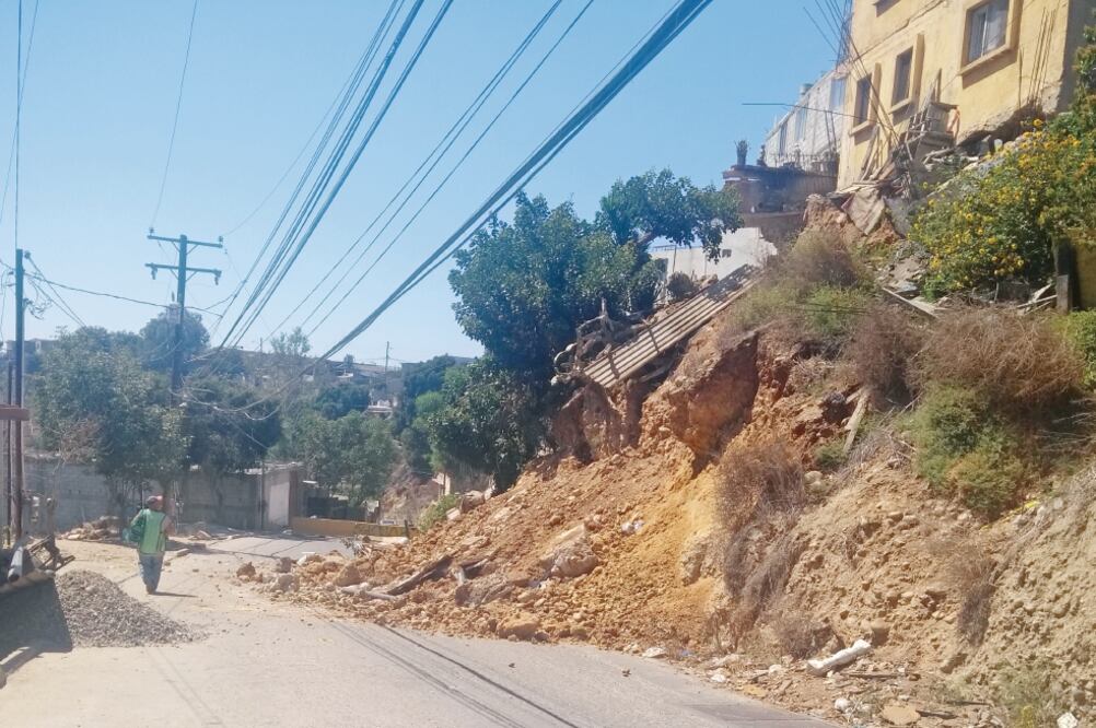 En la colonia Los Altos el cerro se desgajó, lo que provocó que las familias estén es riesgo de desalojo por daños a sus casas. Foto: JOEBETH TERRÍQUEZ. EL UNIVERSAL