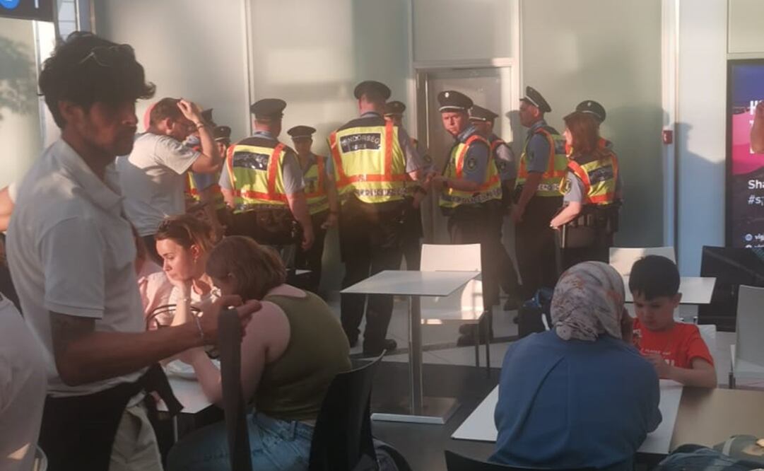 El árbitro de la Europa League fue resguardado por elementos de seguridad / Foto: Especiales