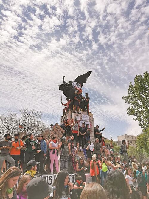 Chilenos de todos los estratos y edades se reúnen en la Plaza Italia para manifestarse. Es el “campo de batalla principal”, aseguran las estudiantes Constanza e Isabella. FOTOS: CORTESÍA