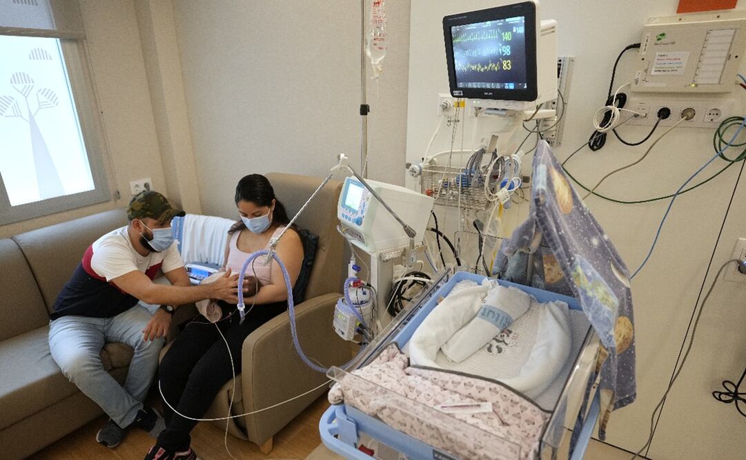 Familia en un hospital con su bebé. Foto: EFE/Alejandro García