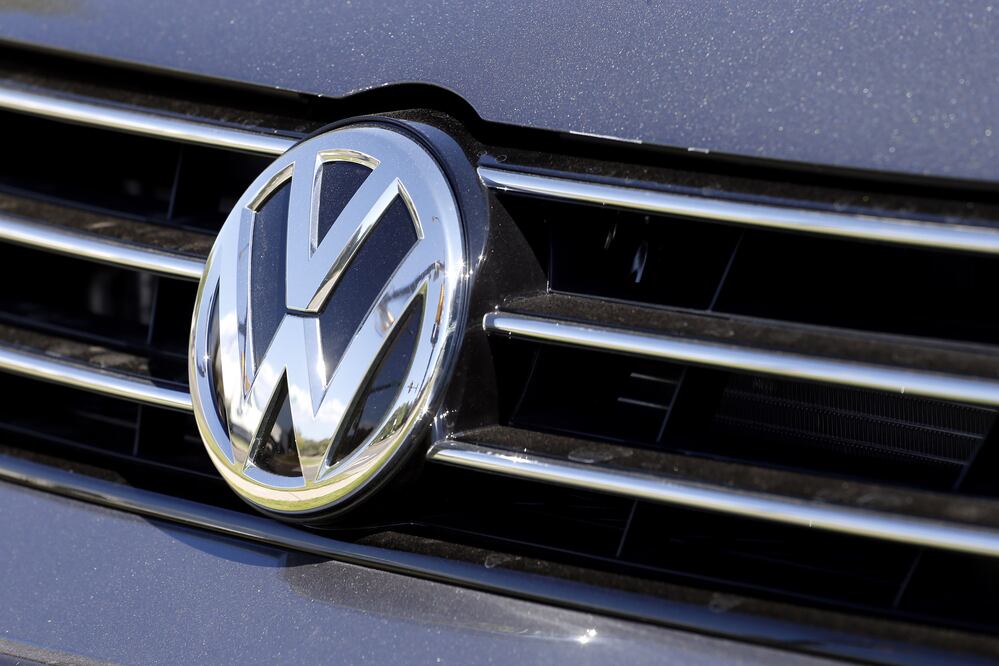 Volkswagen anunció que en Francia hay 946 mil 92 vehículos equipados con los motores afectados por la manipulación de datos de emisiones (AP)