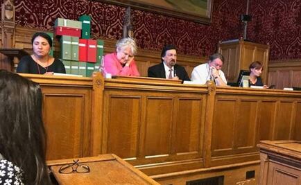 Napoleón Gómez Urrutia asiste a foro en el Parlamento de Gran Bretaña