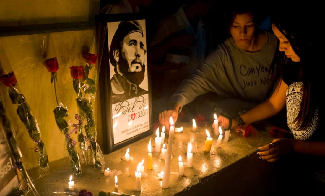 Estudiantes en La Habana prenden veladoras para el fallecido líder. Fotografía de AP