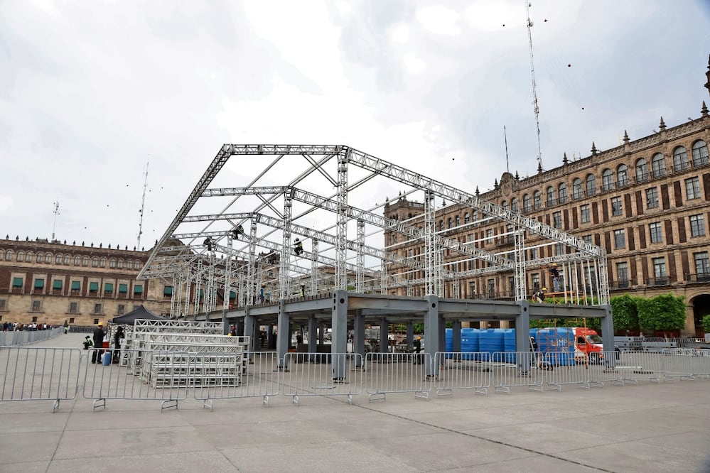 La instalación de la base metálica para el festival se realiza enfrente de los edificios sede del Gobierno de la Ciudad de México. Foto: Valente Rosas / EL UNIVERSAL