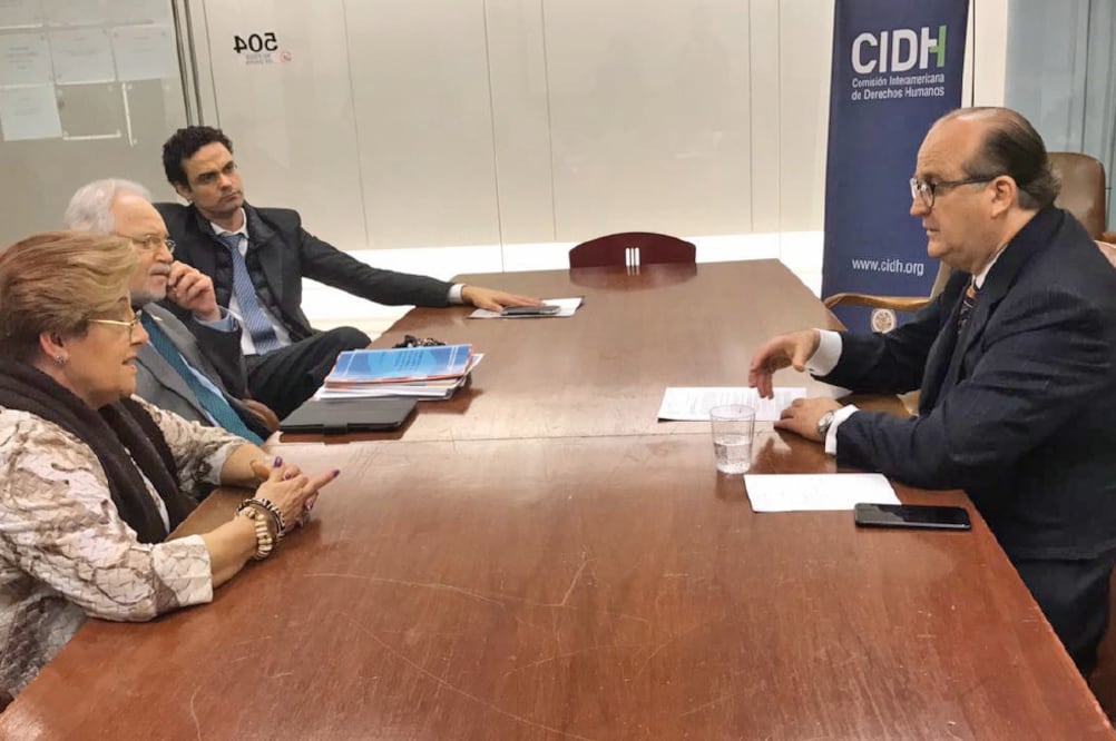 El gobernador Graco Ramírez entregó a representantes de la CIDH una carta en la que la Conago llama a respetar los derechos humanos y los estándares interamericanos con los migrantes (CORTESÍA)