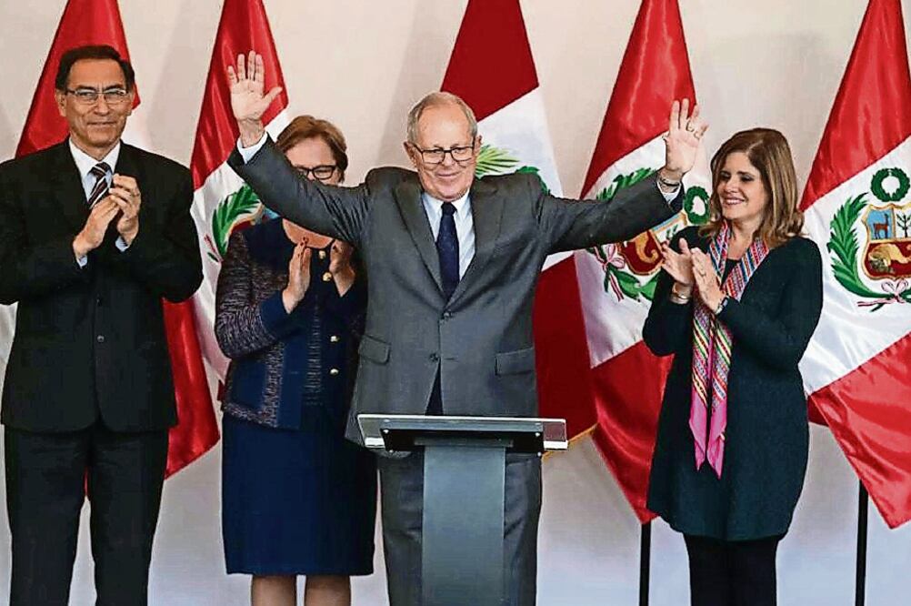 El candidato presidencial del partido Peruanos por el Kambio (PPK), Pedro Pablo Kuczynski (centro), al hablar ayer con la prensa, en Lima (VIDAL TARQUI. XINHUA)