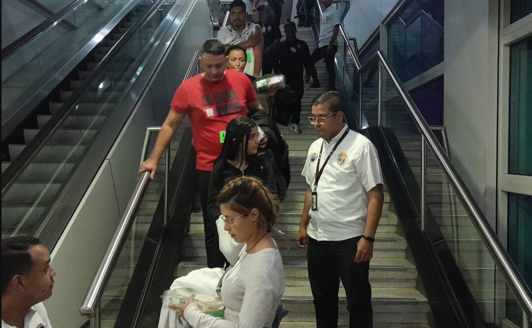 La madrugada de este sábado arribó un vuelo especial de La Conviasa
con venezolanos repatriados procedente de México. Foto: gobierno de Venezuela/El Universal