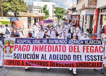 Protestan trabajadores de Salud de Guerrero y exigen pagos