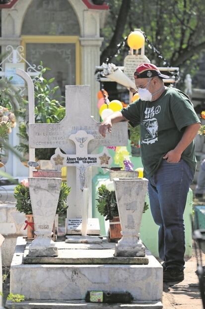 Panteón se llena de colores globos y canciones