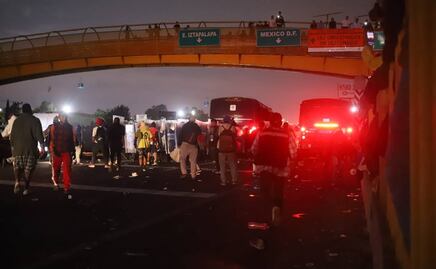 Chocan migrantes y policías de la CDMX, tras impedirles el paso en la México-Puebla