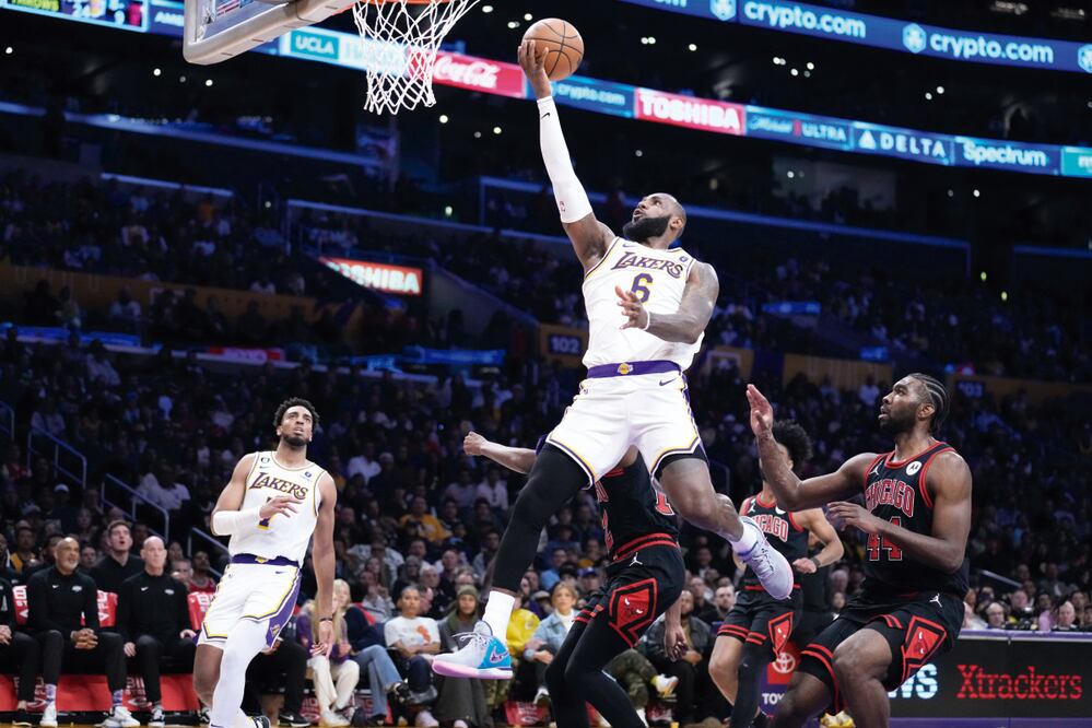 LeBron James en su regreso a las canchas contra Chicago Bulls / Foto: AP