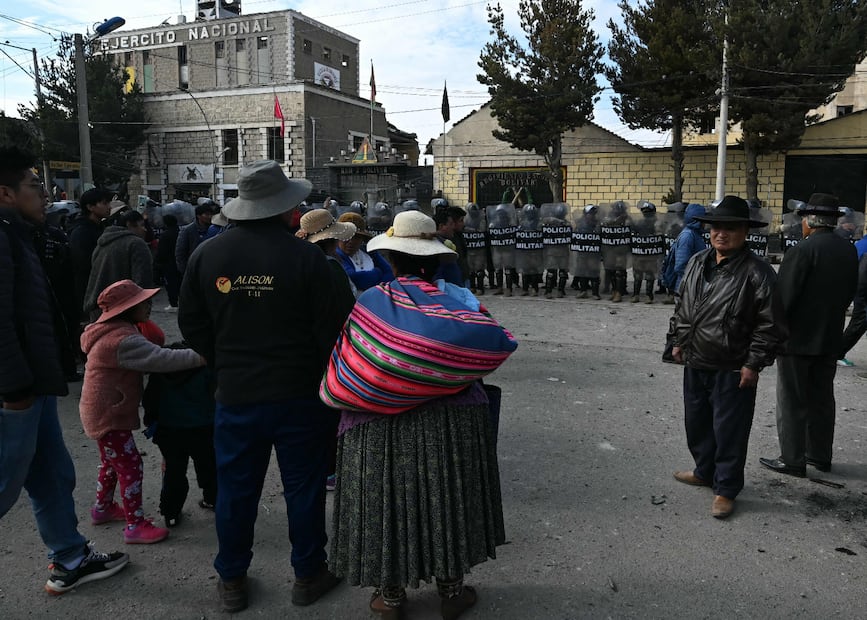 El coronel Amaru señaló que "las labores de búsqueda, rescate y remoción de escombros continúan en el área afectada" Foto: AFP/ AIZAR RALDES / AFP)