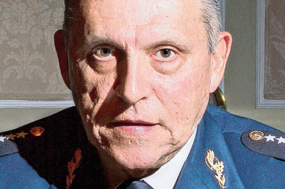 El general Cienfuegos dispuesto a debatir