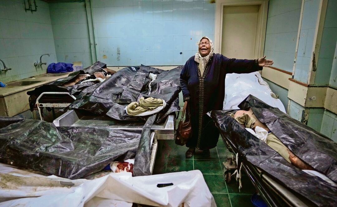 Hilala Meryeh, palestina de 64 años, madre de cuatro hijos, en medio de la sala de identificación después de encontrar el cuerpo de su hijo en la morgue del Hospital Al-Mojtahed en Damasco, Siria. Foto: Hussein Malla | AP